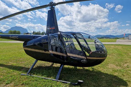 Hubschrauber schwarz am Flugplatz