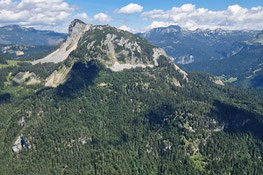 Berge, im Hintergrund Wolken