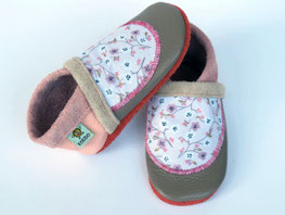 Retrodesign Krabbbelschuhe Beispielabbildung  beigegrau Vorderseite und rosa Ferse.