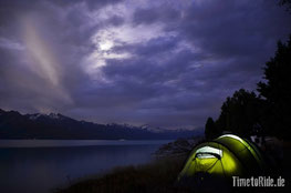 Neuseeland - Lake Pukaki - Motorrad - Reise - Camping am Ufer mit Blick auf die schneebedeckten Berge