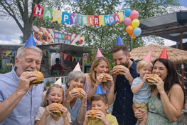 Foodtruck Catering bei einer Geburtstagsfeier mit Gästen im Außenbereich