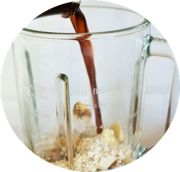 Bild: Kaffee Smoothie – mit diesem Rezept einen gesunden Kaffee Smoothie mit Banane, Haferflocken und kalten Kaffee zum Frühstück, als Frühstück-Bowl oder für einen Brunch ganz einfach selber machen // Rezept von www.partystories.de // #Rezept #Brunch