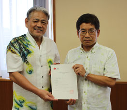 登録証を授与された平良会長(左)と仲程次長=17日、沖縄総合事務局