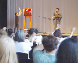 「日本デー」で演奏するドイツ沖縄県人会の会長崎原永人さん=ドイツ沖縄県人会提供