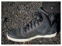 Reissverschluß und Innenlasche sorgen für einen geschlossenen Schuh