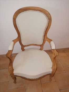 Le tissu blanc sur un fauteuil de style Louis Philippe, d'époque Napoléon III.