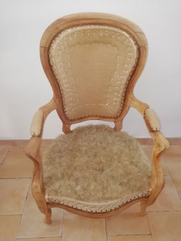 Pose du crin animal sur un fauteuil de style Louis Philippe, d'époque Napoléon III.