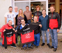 Das Team André mit Mario Matos vor dem Eiscafé La Perla in Attendorn.