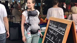Einkauf mit Baby auf dem Wochenmarkt für gesunde Ernährung in der Stillzeit