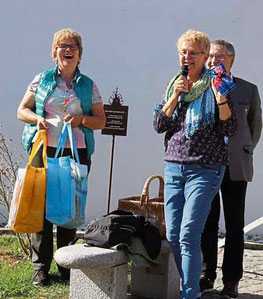 Jolande Rappert (rechts) bedankt sich bei Lissa Laubmeier mit einem Geschenk.