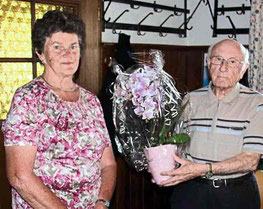 Anna Fischer überreichte Pfarrer Arnold eine Orchidee.