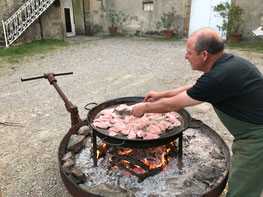 Didier Paihiez en pleine action de cuisson des côtes de porc noir