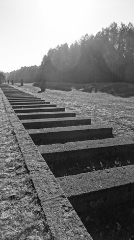          Mémorial de Treblinka, représentation du chemin de fer