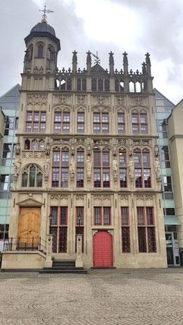 Dank zahlreicher Spender und einer aufwendigen 3-D-Drucktechnik konnte die Fassade des völlig zerstörten Rathauses wieder hergestellt werden