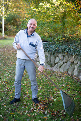 Bürgermeisterkandidat Karsten Brockmann im heimischen Garten in Soltau beim Laubharken