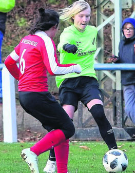 Torjägerinnen unter sich: Lena Stockfisch (links, KSV) und am Ball Leticia Pfaff (Großenenglis) trafen beim 3:3. Foto: Richard Kasiewicz