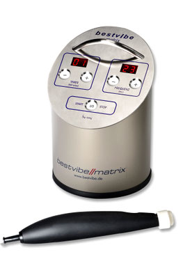 Silbernes bestvibe matrix Gerät mit digitaler Anzeige für Timer und Frequenz, dazu schwarzer Handgriff mit weißer Spitze
