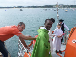 Le Père Simon embarque a bord de la vedette SNSM.