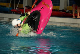 Leon Schacher (Ulmer Paddler) kämpft um das Podium bei den Junioren (Foto: Lucia Hacker)