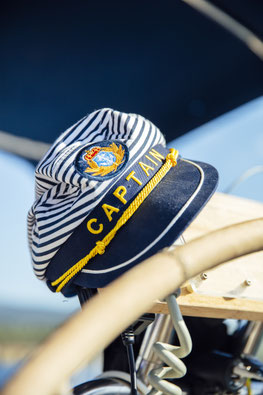 abgelegte Kapitänsmütze mit der Aufschrift Captain