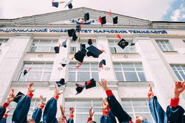 laureats qui jetent leurs chapeaux en l air