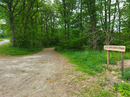 Petit chemin menant à la micro ferme. Possibilité de vous garer le long de la route puis de marcher à pied jusqu'à la micro ferme (environ 300 m)