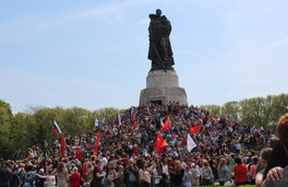 Der Hügel mit dem Soldaten ist voll mit Menschen. Sowjetisches Ehrenmal Treptower Park. Foto: Helga Karl 9.Mai 2015