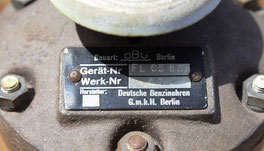 Manufacturers tag on top of the Faßpeilstab.     Gerätenummer: FL 65838 Werk-Nr.: 475  Hersteller: Deutsche Benzinuhren G.m.b.H.