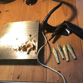 プレートに並んだ粒が見えますか?