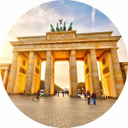 Brandenburger Tor in Berlin bei Sonnenaufgang 2025