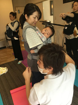 藤井メディカル整骨院産後ケア教室の様子　個人個人で抱っこひもの長さを調整中