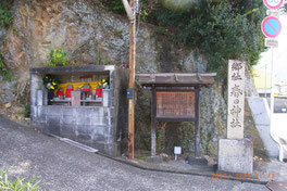 春日神社の参道。ここを登ると紀州藩建立の旧石碑がある模様