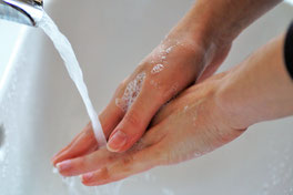 Content für Hygiene waschende Hände unter fließendem Wasser