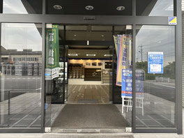 本社事務所棟　玄関入口