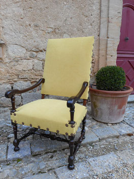 Fauteuil Louis XIII restauré et couvert d'un tissu paille et fini par de gros clous dorés diam 24 mm