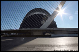 El Ágora es una gran plaza cubierta neofuturista, diseñada por Santiago Calatrava, situada en el complejo de la Ciudad de las Artes y las Ciencias de Valencia. innovadora arquitectura de este edificio, de más de 40.000 m2 y una altura de 75 m.