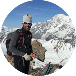 Christian Cesa Guida Alpina con il Monte Bianco sullo sfondo