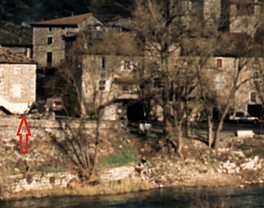 Elle est a gauche de la molle (vue du pont).