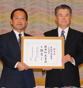 公明党の推薦状を示す渡具知氏(左)と金城氏。渡具知氏は10月に自民党沖縄県連からも推薦を受けており、自公連携で選挙戦を戦うことになる=28日、名護出雲殿