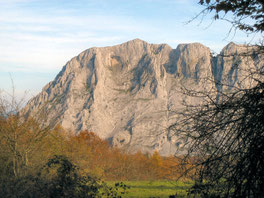 Silueta de Mari en el cresterío occidental de la Sierra de Anboto (Alluitz, Bizkaia). En el extremo oriental de dicho cordal montañoso se ubica su morada por antonomasia: Marijen Kobia o "la cueva de Mari". Foto: Txemi López.