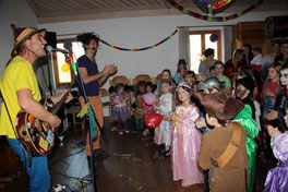 Rodscha aus Kambodscha und Tom Palme waren die Überraschungsgäste beim Aster Familienfasching.