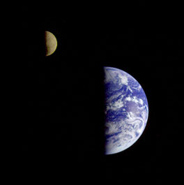 Eine eindrucksvolle Aufnahme der Erde und des Mondes am 16. Dezember 1992 von der Raumsonde Galileo aus einer Entfernung von 6.200.000 Kilometern. Wolken und Teile Afrikas und der Antarktis sind zu erkennen. © NASA/JPL