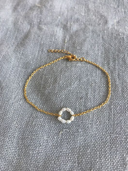 Vergoldetes Armkettchen mit Ring aus echten Perlen - mit Liebe handgemacht vom Mainzer Schmuck-Label Majuki.   Ein tolles Geschenk!