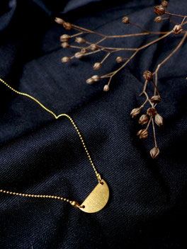 Filigrane Halskette aus Messing - mit Liebe handgemacht vom kleine Schmuck-Label Majuki.   Die Halskette eignet sich super als Geschenk und ist auch im Fachl Mainz und im Kollektiv Mainz erhältlich.