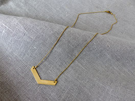 Filigrane Halskette aus Messing mit Messing-Anhänger in Pfeilform oder Dreiecksform - mit Liebe handgemacht vom kleine Schmuck-Label Majuki.   Die Halskette eignet sich super als Geschenk.