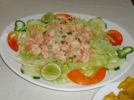 Camarones reventados, con ensalada vegetal.- Cortesía de Cabaña Restaurante El Acuario, Manta, Ecuador.