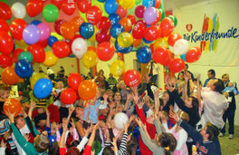 Auch ein Luftballonregen steht auf dem Programm des Maskenballs. Foto: zVg