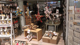 Susann Schümann mit schwarz - weißen Dekosternen im "Vielfach" Einkaufszentrum Marktplatz Galerie, Hamburg - Bramfeld