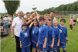 Der Nachwuchs des Gastgebers SV Horneburg gewann etwas überraschend bei den E-Junioren. Der stellvertretende Bürgermeister Dr. Jürgen Wutschka überreichte den Pokal. Foto: André Hilgers