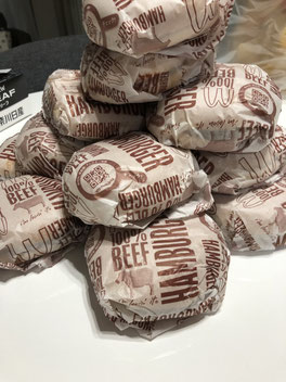 大量のマクドナルドのハンバーガーの画像